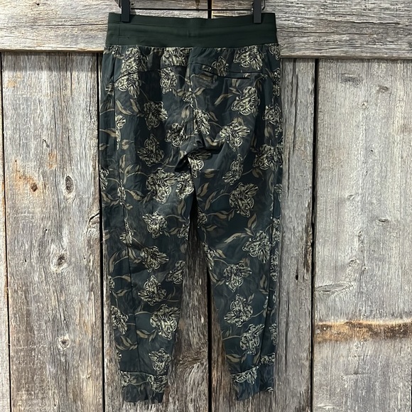 Athleta Trekkie North Floral Printed Jogger Pants Green Floral Size 2P - Picture 6 of 8
